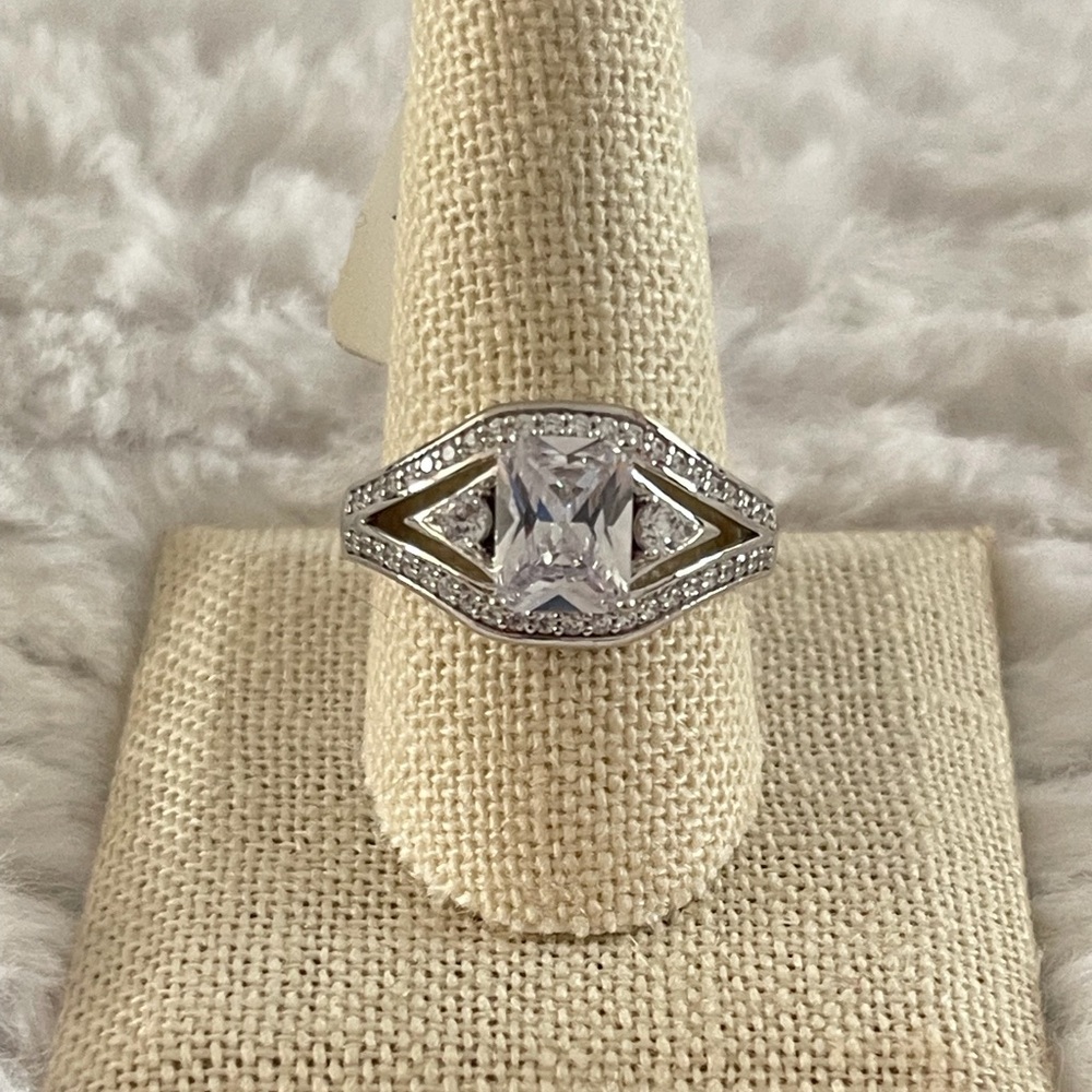 NWT JTV Bella Luce 5.30 CTW Diamond Simulant Ring 925 Sterling Silver Size 11